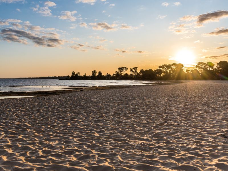 Un coucher de soleil sur la plage de Navarrosse à Biscarrosse