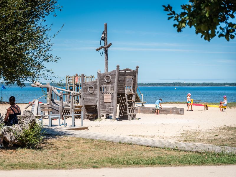 La plage de Gastes et son aire de jeux pour les enfants