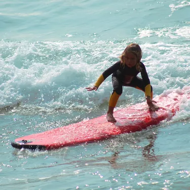 Un enfant qui surfe sur les vagues de Biscarrosse